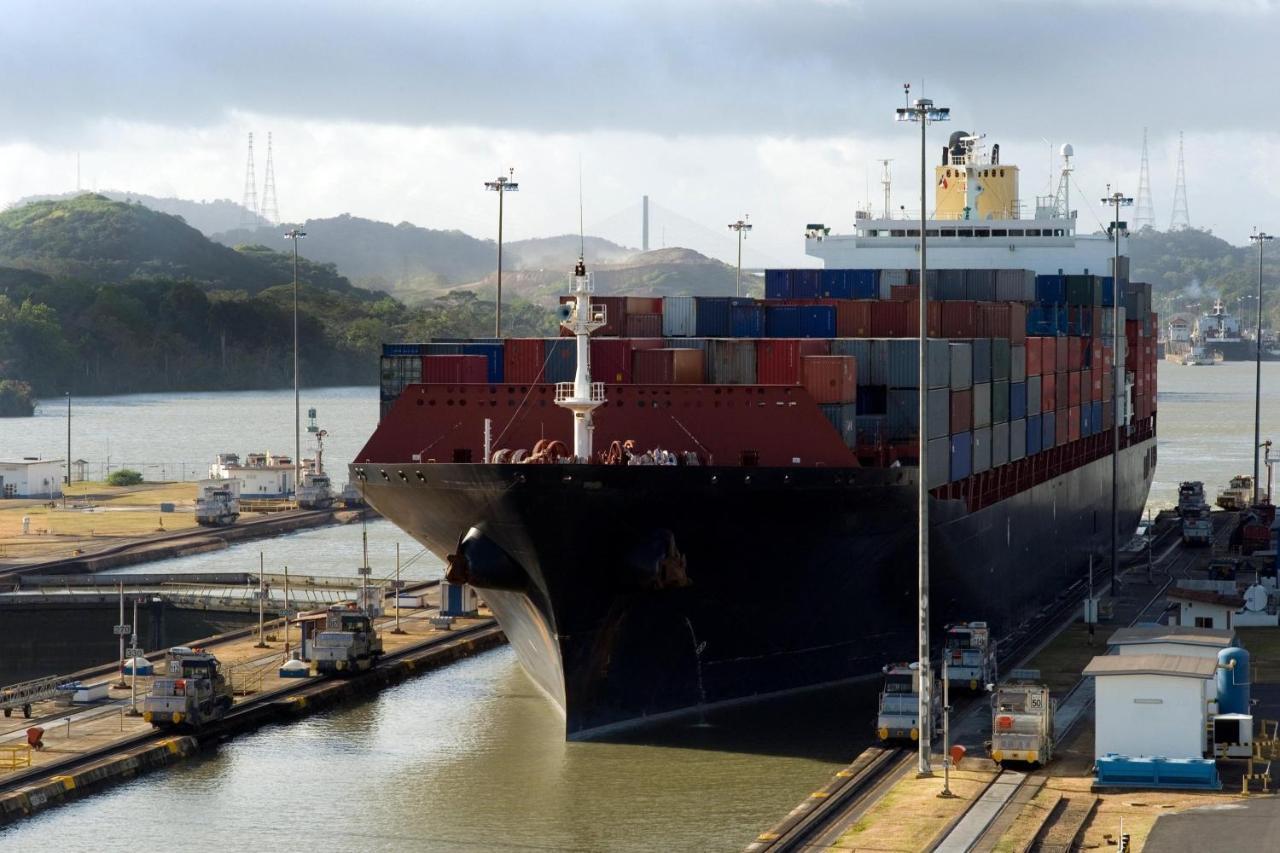 Central Hotel Panama Casco Viejo מראה חיצוני תמונה Container ship at the Port of Long Beach