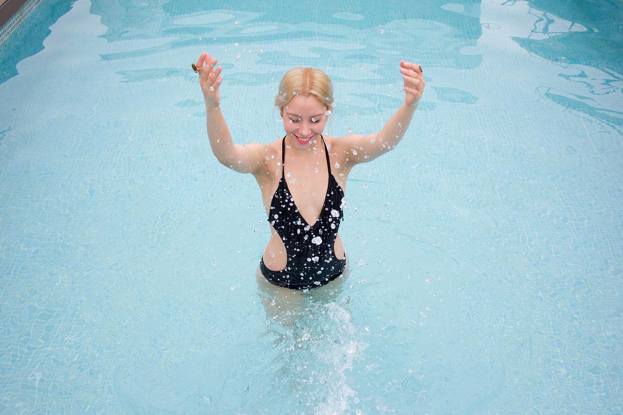 Central Hotel Panama Casco Viejo מראה חיצוני תמונה A woman in a swimming pool