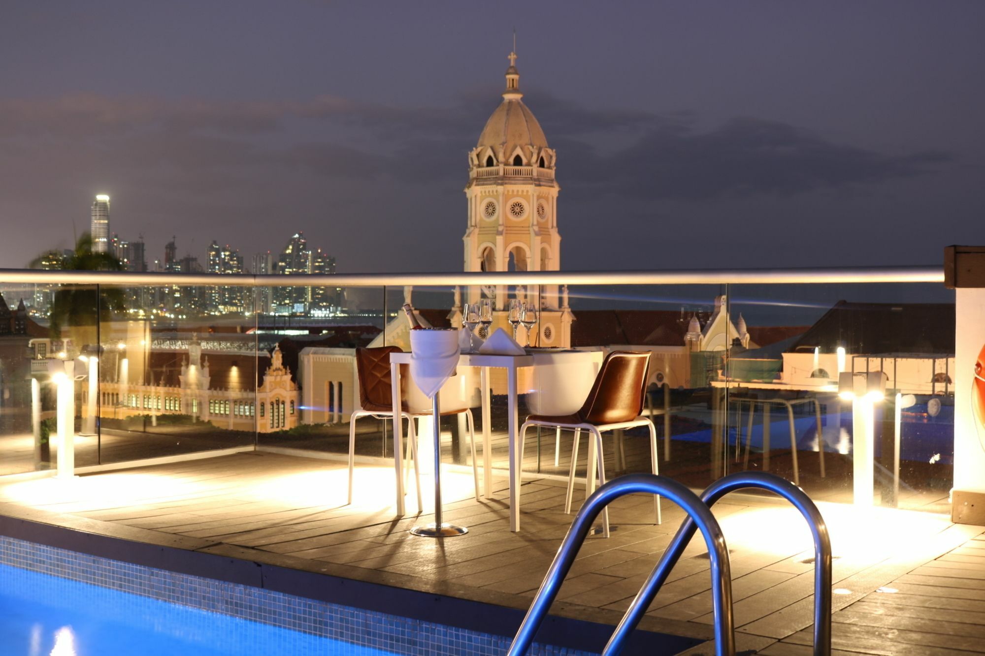 Central Hotel Panama Casco Viejo מראה חיצוני תמונה View of the hotel's rooftop pool
